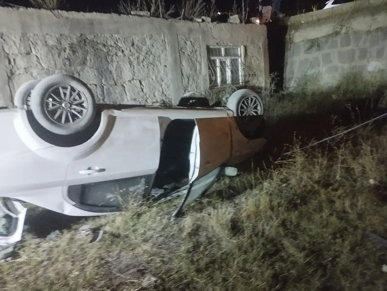 Ağrı'da kontrolden çıkan otomobil binanın çatısını aşıp şarampole uçtu