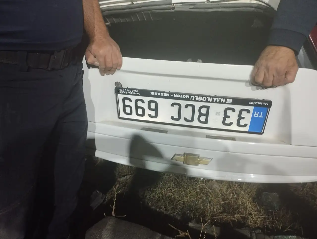 Ağrı'da kontrolden çıkan otomobil binanın çatısını aşıp şarampole uçtu