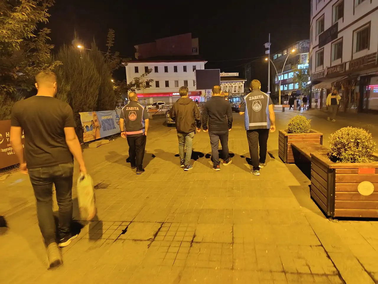 Ağrı zabıtası gece gündüz sahada