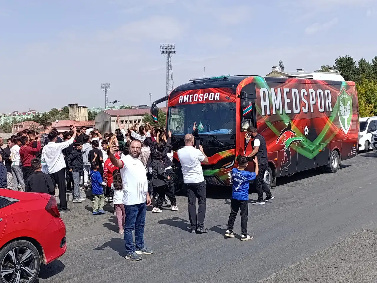 Amedspor takım otobüsüne Ağrı'da konvoylu karşılama