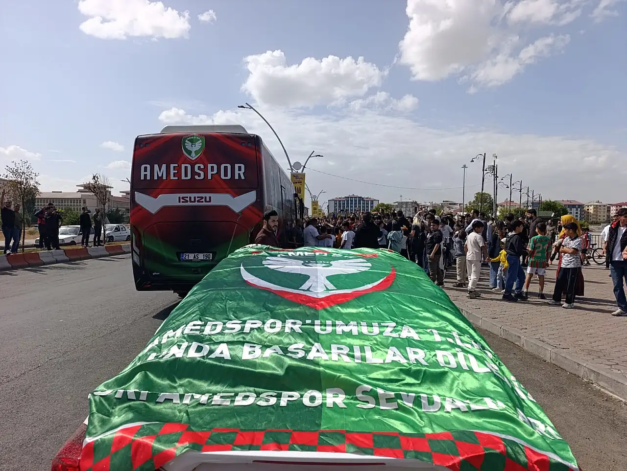 Amedspor takım otobüsüne Ağrı'da konvoylu karşılama