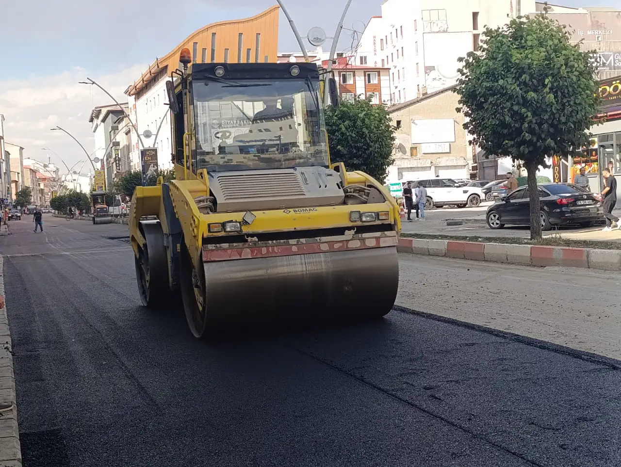 Ağrı'nın en yoğun güzergâhında asfalt çalışmaları başladı