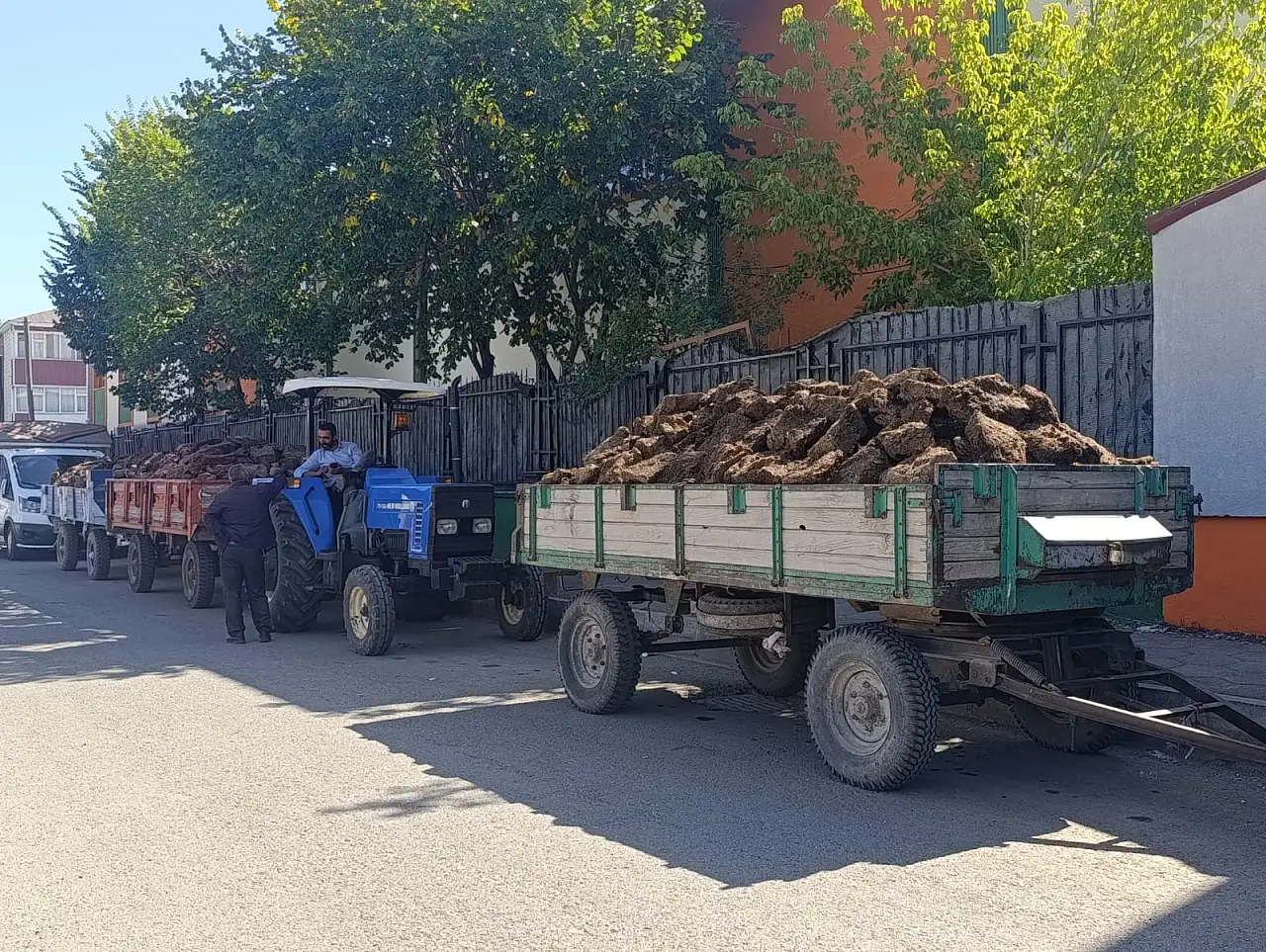 Ağrı'da kışlık tezekler satışa çıktı: Bir römorku 5 bin lira