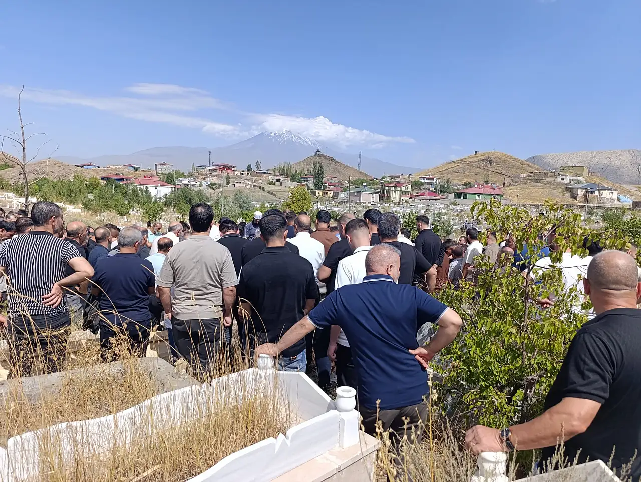 Lokman Şahin yüzlerce kişinin cenazeye katılmasıyla son yolculuğuna uğurladı