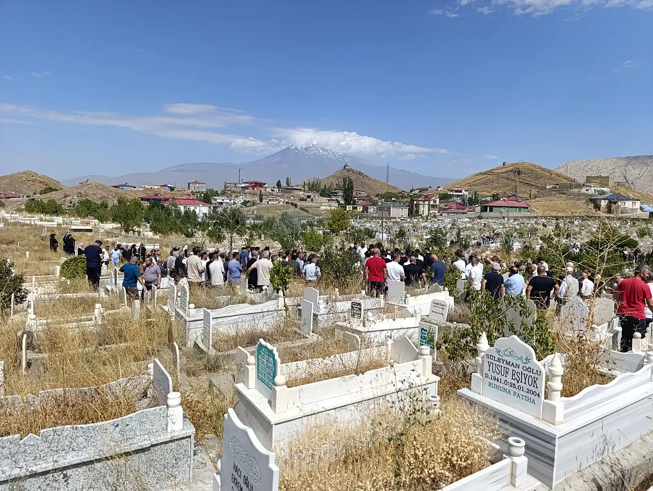 Lokman Şahin yüzlerce kişinin cenazeye katılmasıyla son yolculuğuna uğurladı