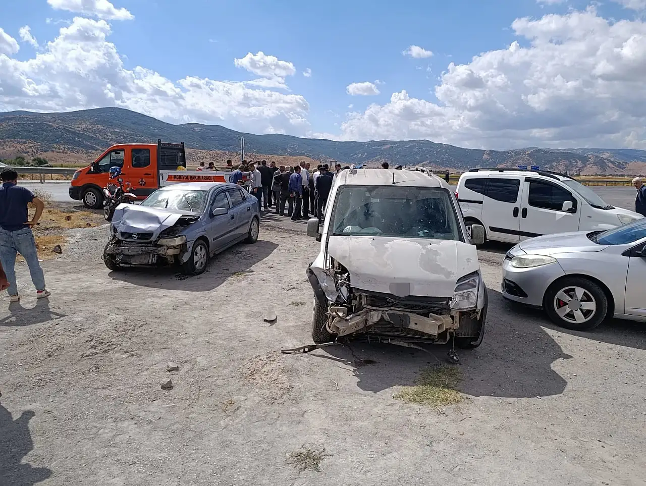Muş'ta iki araç kavşakta çarpıştı: 2 yaralı