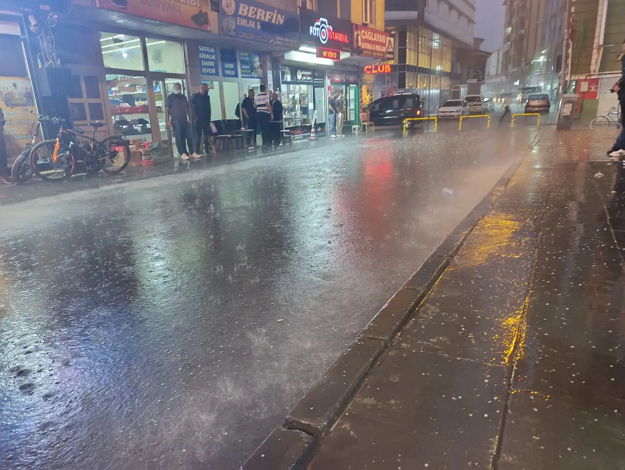 Ağrı'da akşam sağanağı hazırlıksız yakaladı: Vatandaşlar iş yerlerine sığındı