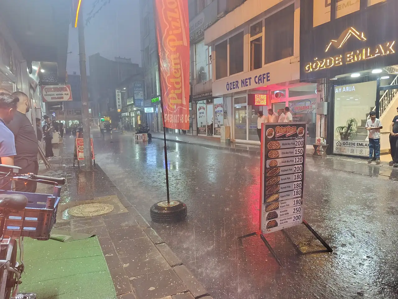 Ağrı'da akşam sağanağı hazırlıksız yakaladı: Vatandaşlar iş yerlerine sığındı