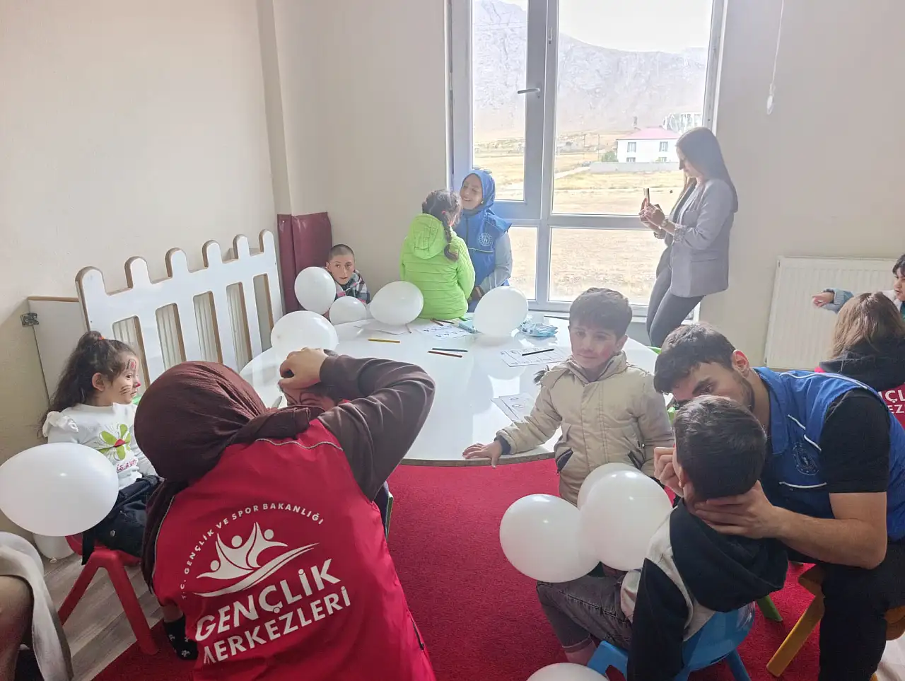 Doğubayazıt'ta Gençlik Merkezi gönüllüleri özel öğrencileri ziyaret etti