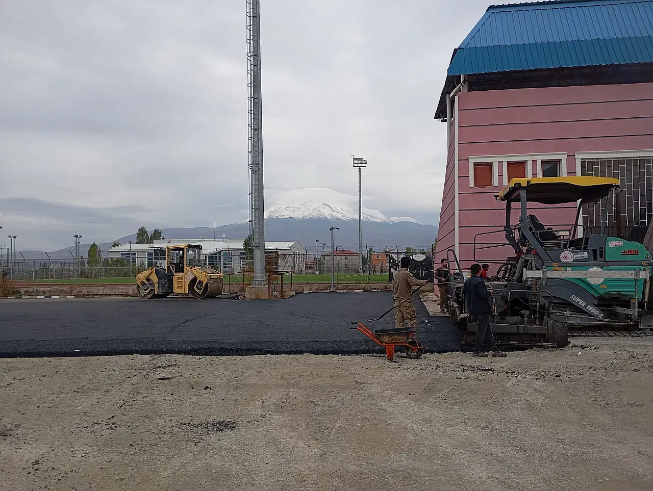 Doğubayazıt'ta çocukluğun izlerini taşıyan stadyum yolu asfalta kavuştu