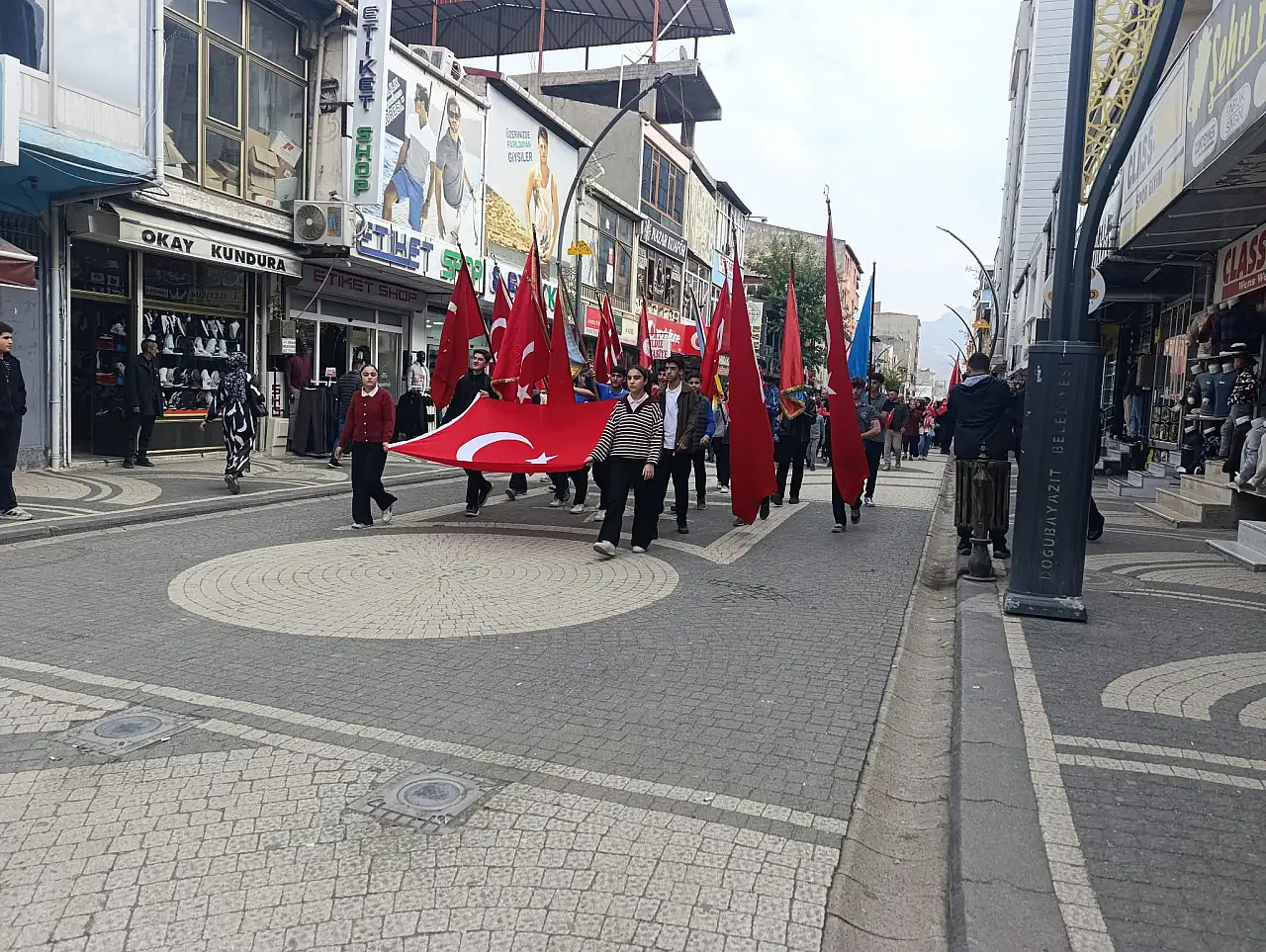 Doğubayazıt'ta Cumhuriyet Bayramı yürüyüşle kutlandı
