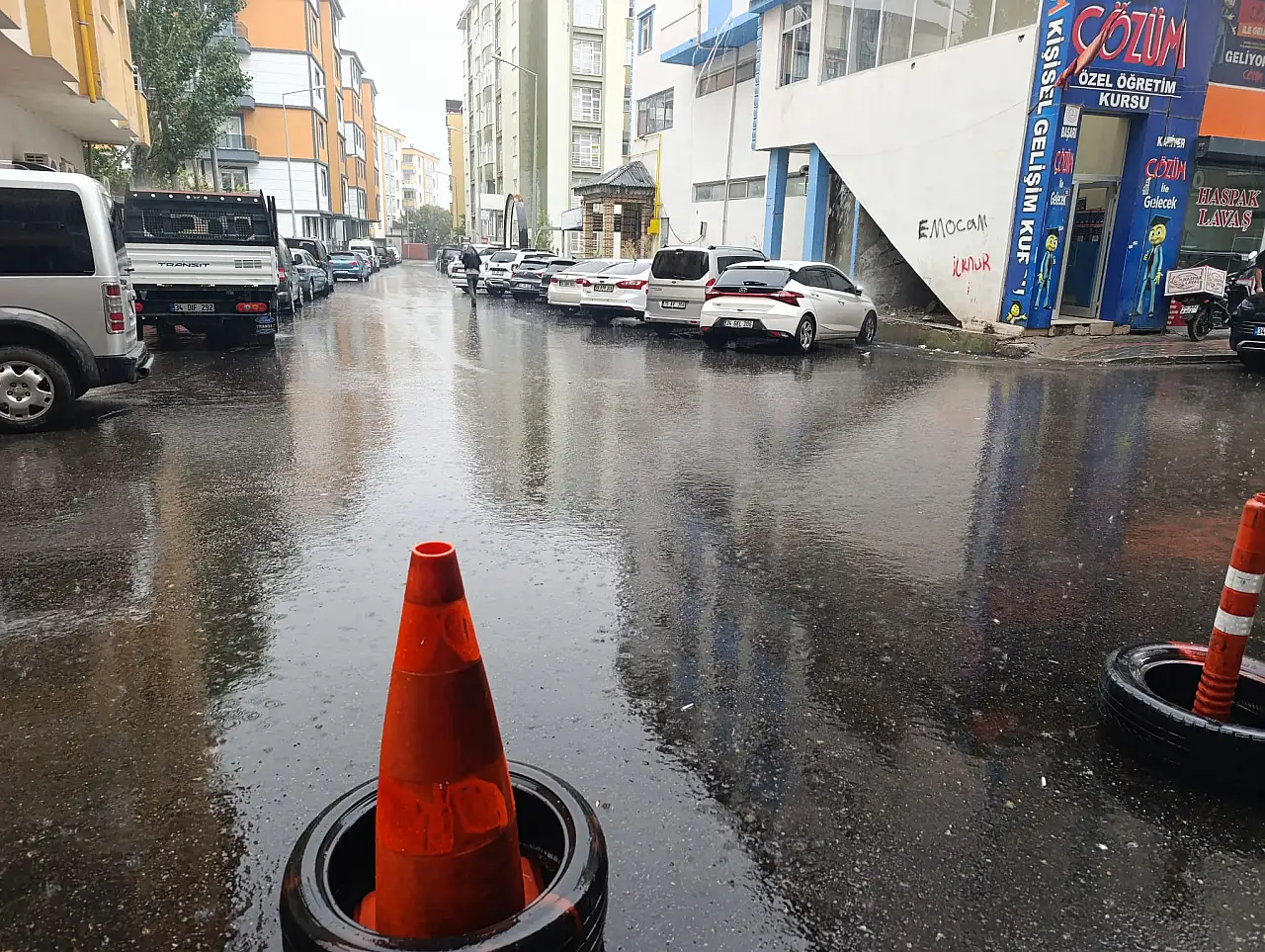 Doğubayazıt'ta sağanak bastırdı: Cadde ve sokaklar suyla doldu
