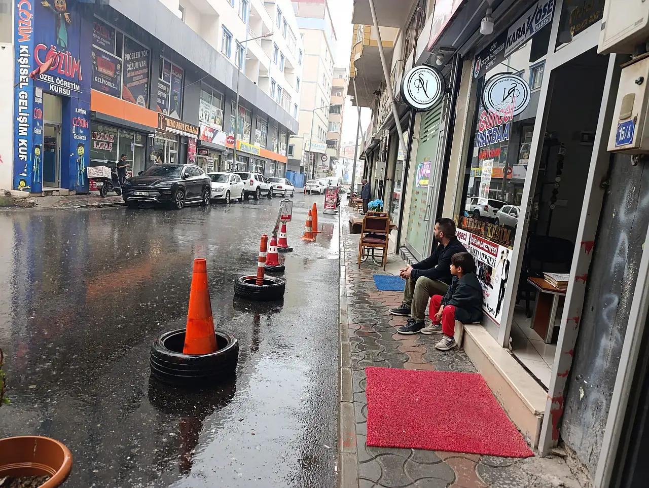 Doğubayazıt'ta sağanak bastırdı: Cadde ve sokaklar suyla doldu