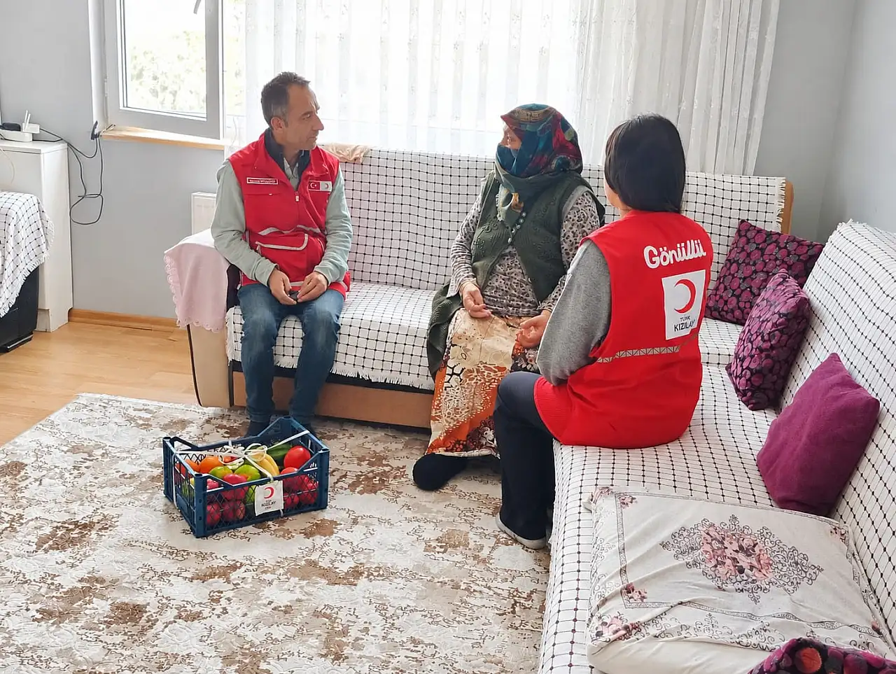 Ağrı'da yalnız yaşayan yaşlıların kapısını Kızılay çaldı