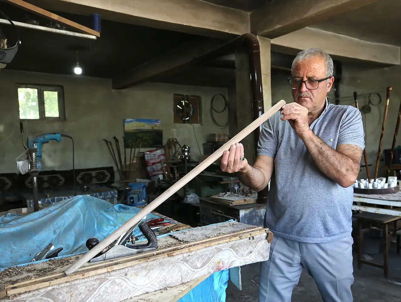 Yaşayan İnsan Hazinesi ödüllü Cumali usta kehribarı ceviz bastonlarla buluşturdu