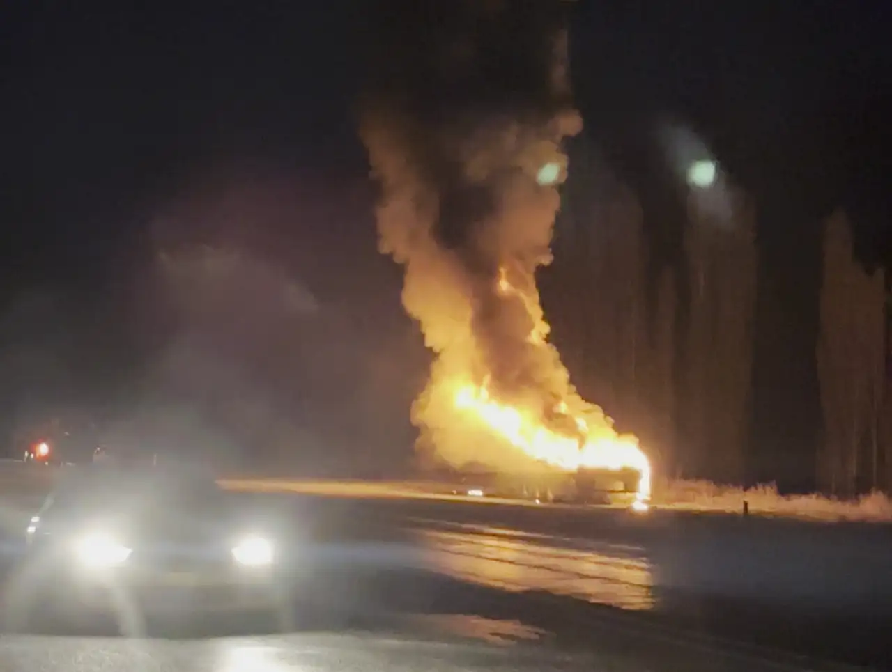 Erzurum'da tır dorsesi alev topuna döndü! Sürücüler o anları kaydetti