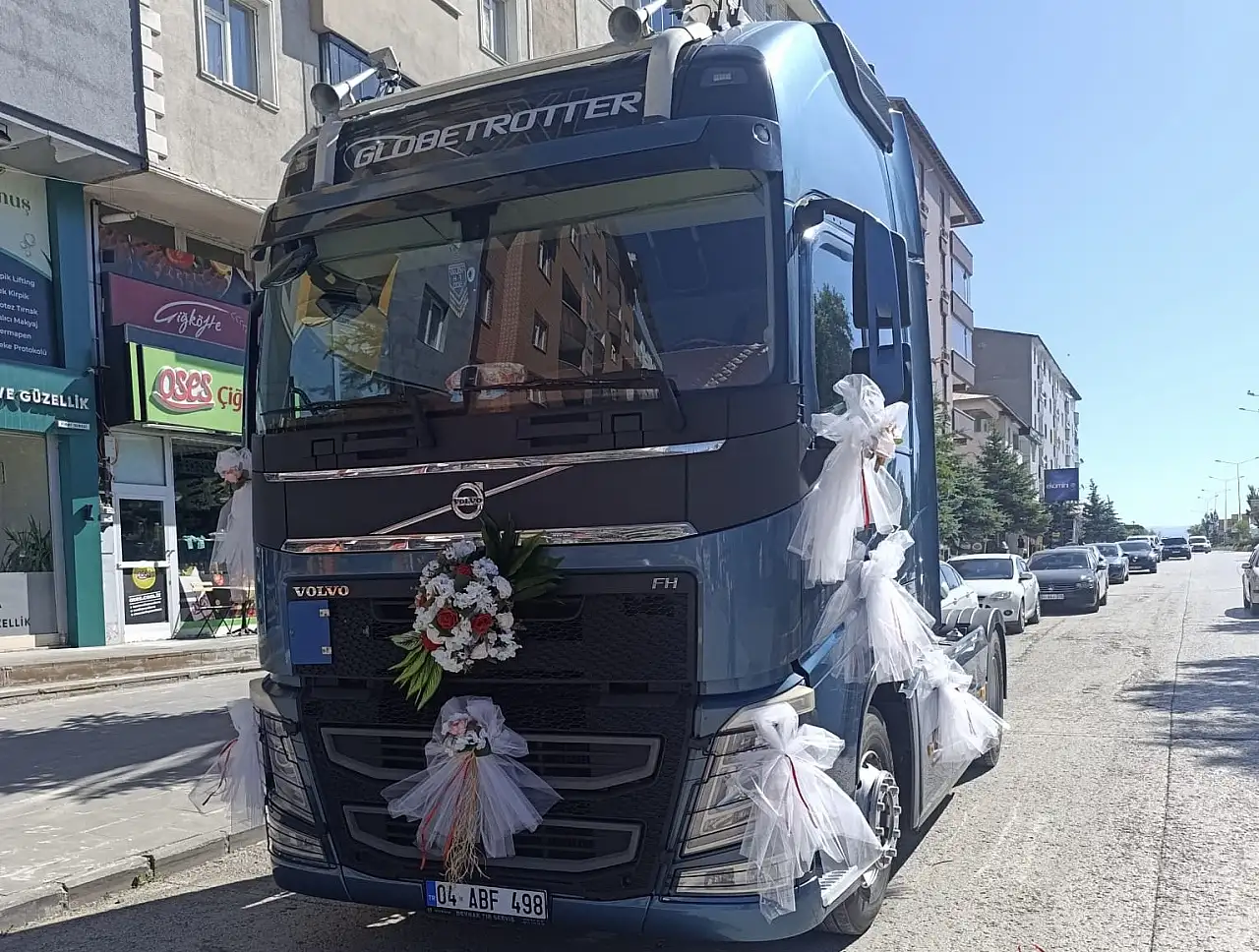 Ağrı'da gelin ve damada tır sürprizi
