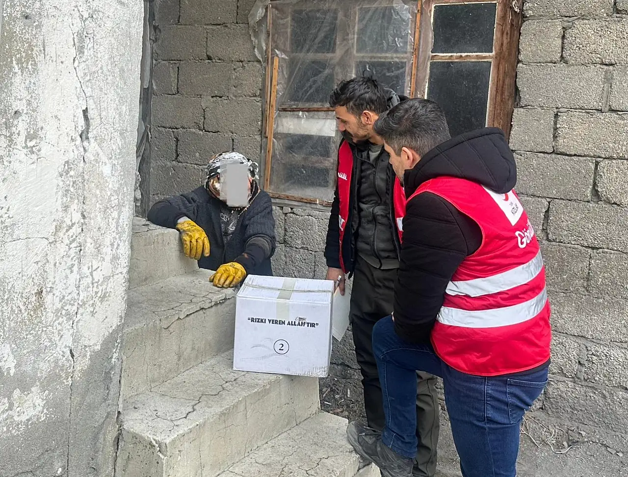 Kızılay gönüllüleri, Eleşkirt'te ihtiyaç sahibi aileleri ziyaret etti