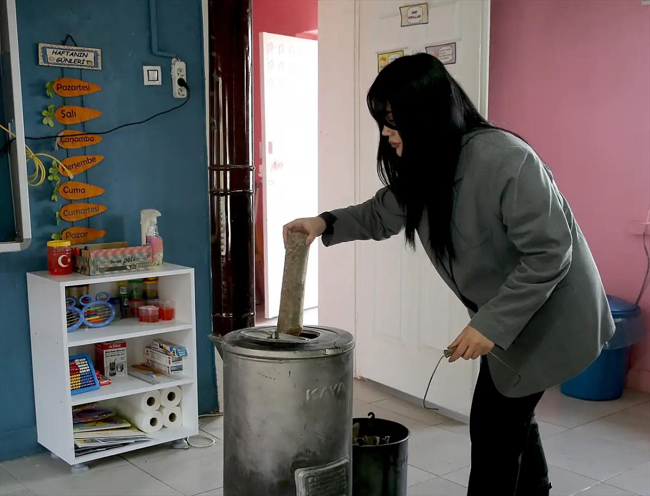 Kavunlu Köyü'nde iki öğretmen 7 öğrenci için soba yakıyor