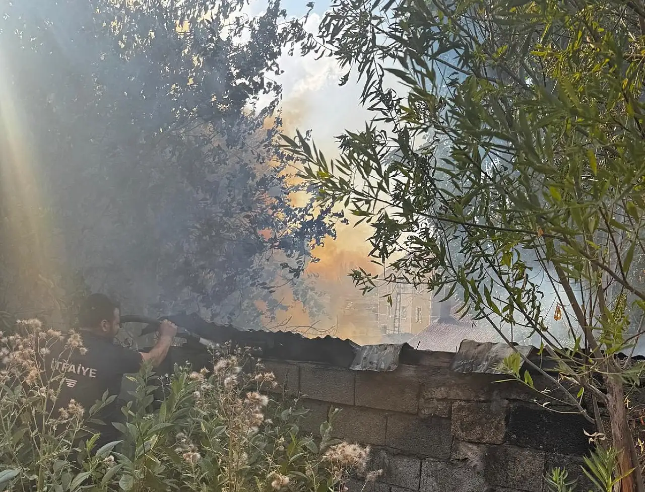 Ağrı'da kömürlük yangını paniğe neden oldu