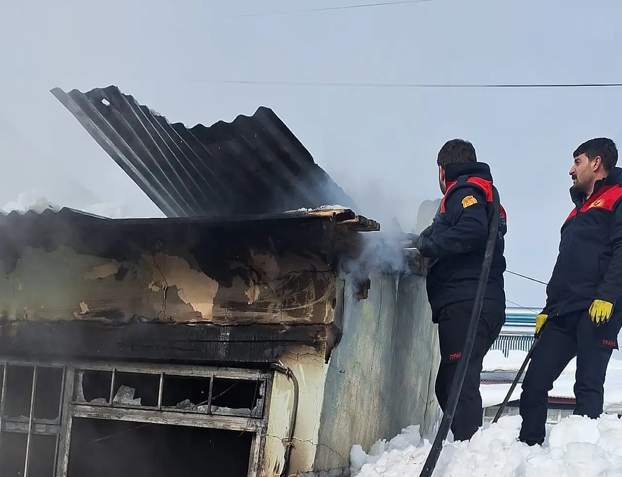Ağrı'da kömürlükte çıkan yangın itfaiyeyi harekete geçirdi