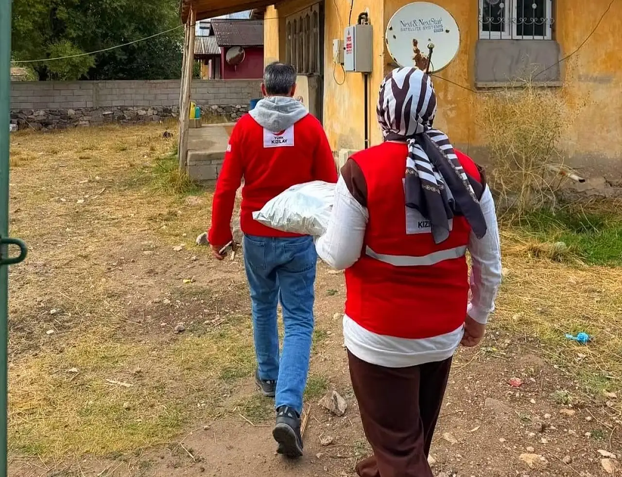 Kızılay Diyadin'de yaşlıların kapısını çaldı