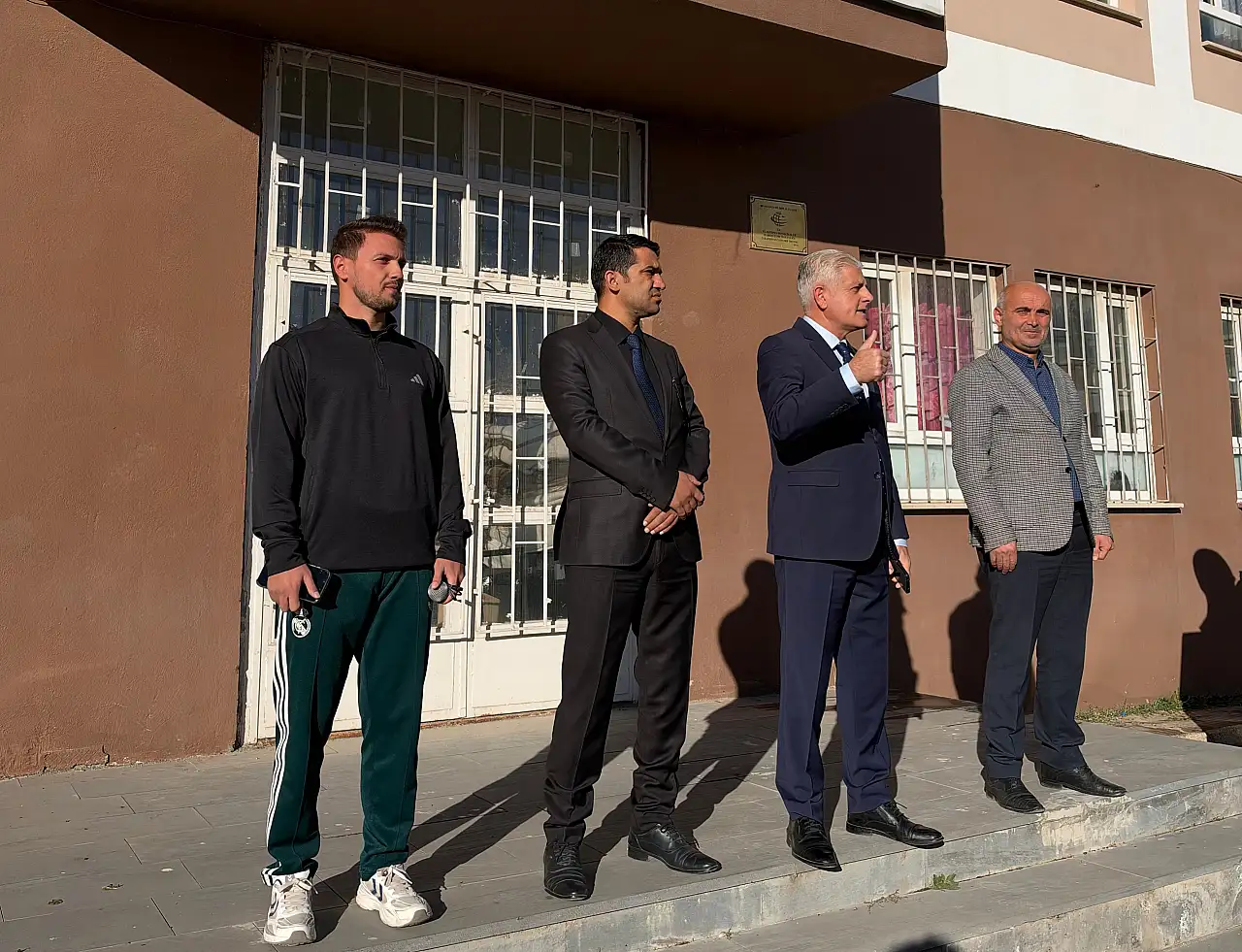 Müdür Kartal haftanın ilk ders gününde öğrencilerle buluştu