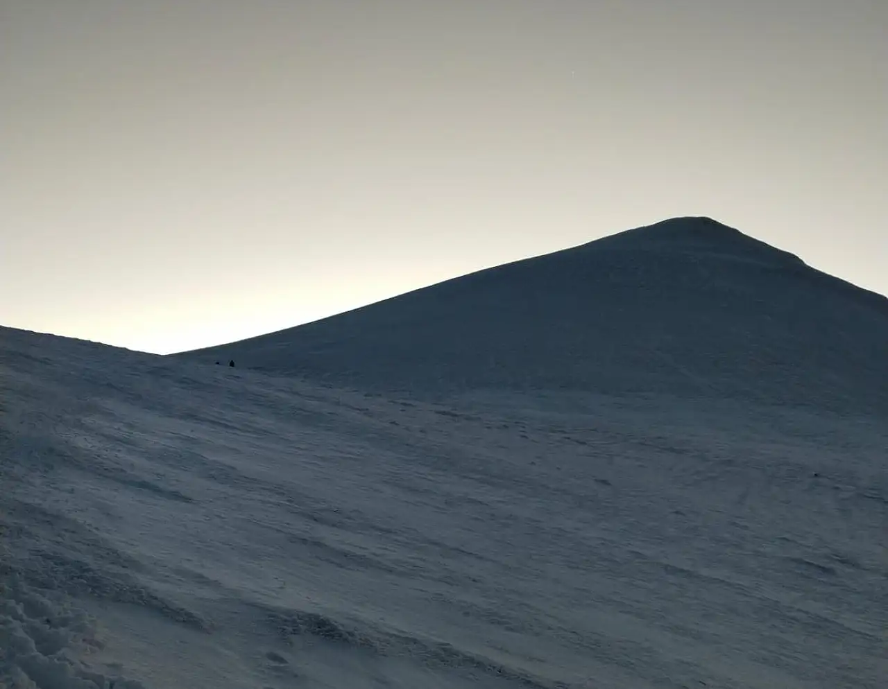 Kar yağışıyla canlanan Ağrı Dağı'nda dağcılar zirve yolunda