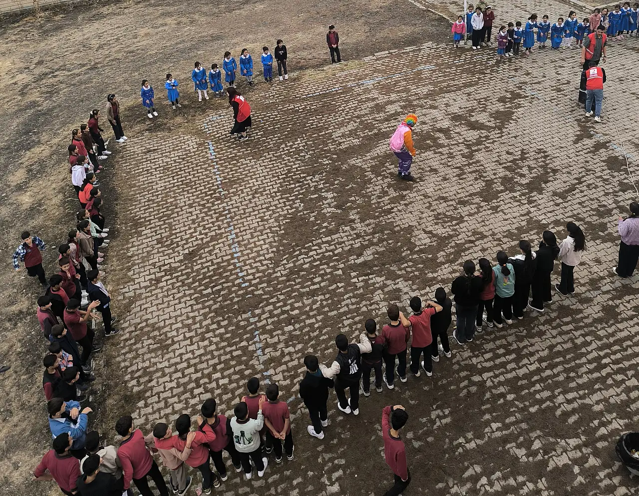 Kızılay ekibi Tutak'ta öğrencilerle buluştu