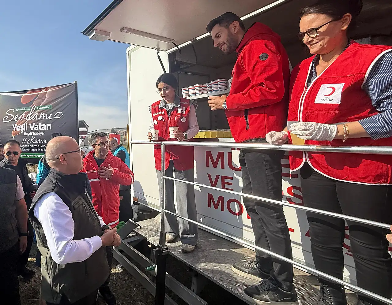 Kızılay gönüllüleri Ağrı'da fidan dikerek doğaya can verdi