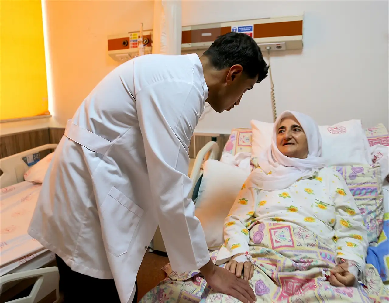 Bitlis'te 70 yaşındaki hastaya ileri kapalı yöntemle başarılı operasyon