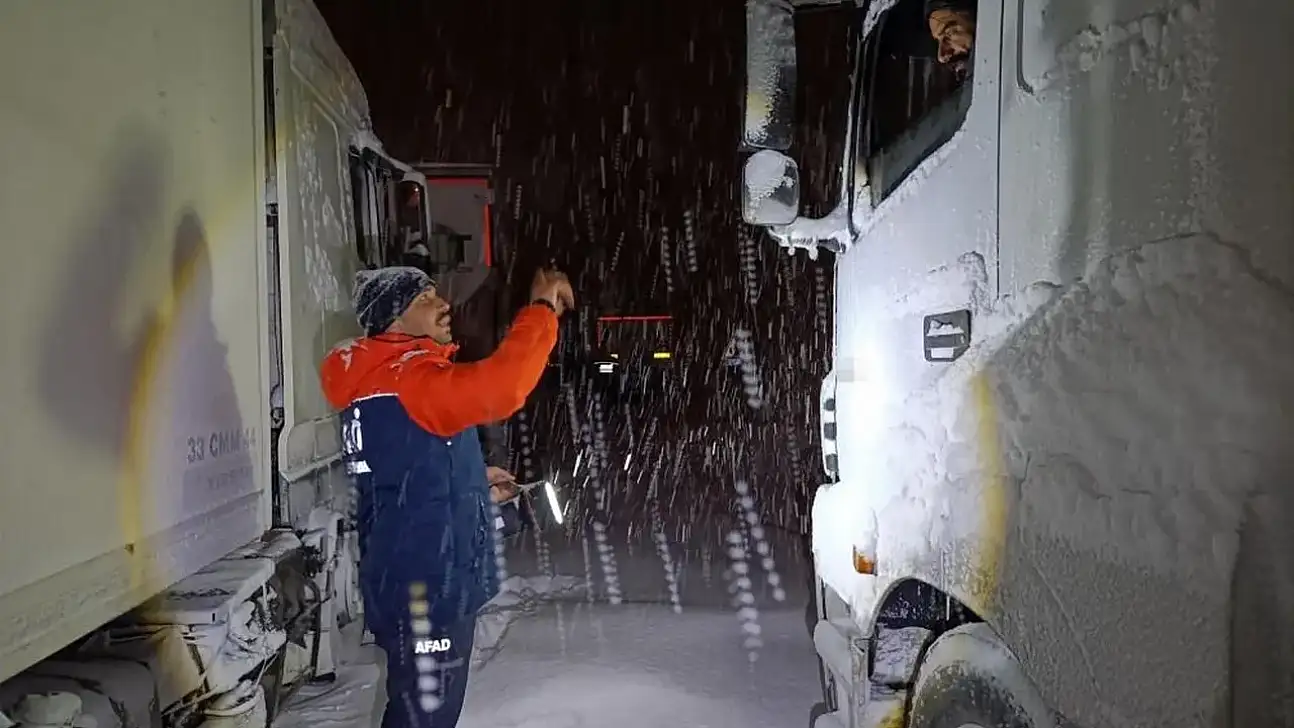 Ağrı - Van Yolunda 100 Araç Mahsur Kaldı!