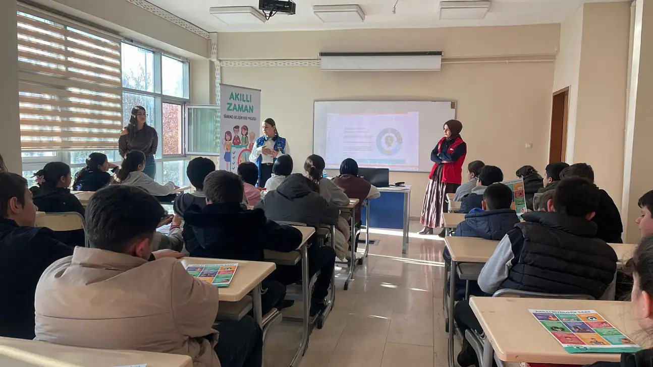 Akıllı Saatler Projesiyle Öğrencilere Zaman Yönetimi Eğitimi