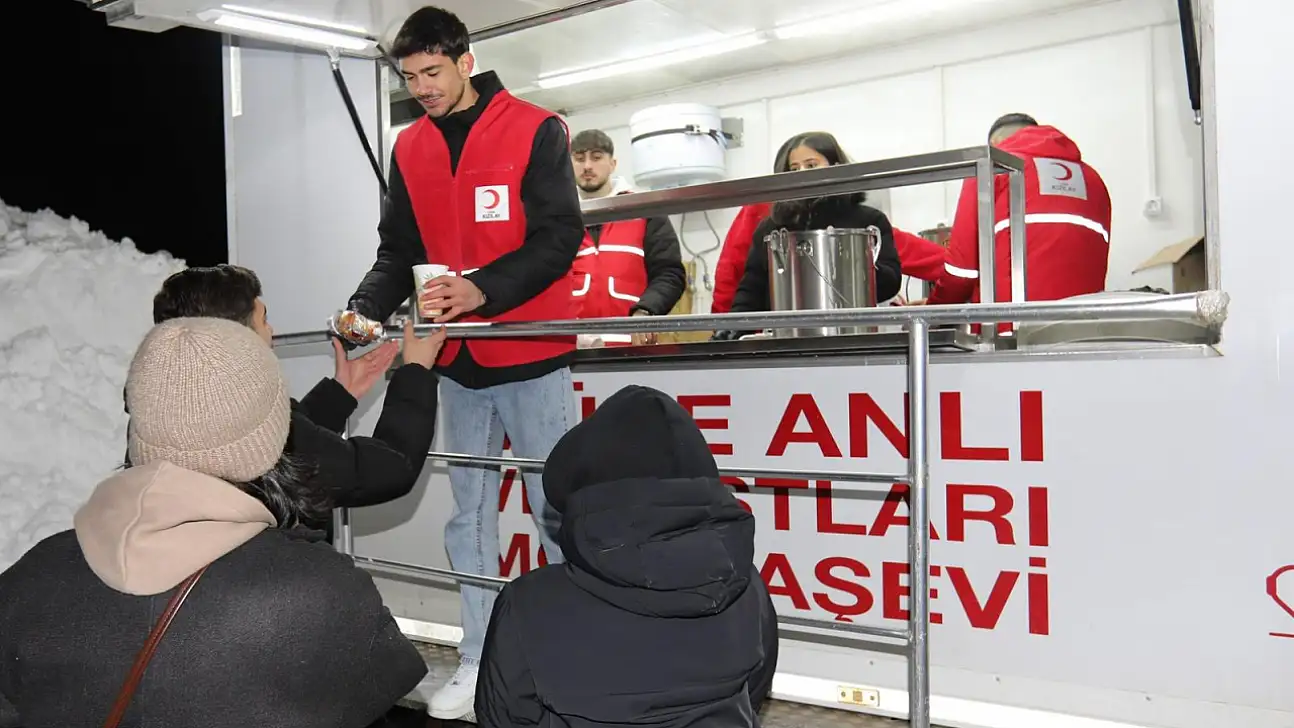 Bitlis Eren Üniversitesi'nde Final Haftasında Öğrencilere Sıcak Çorba İkramı