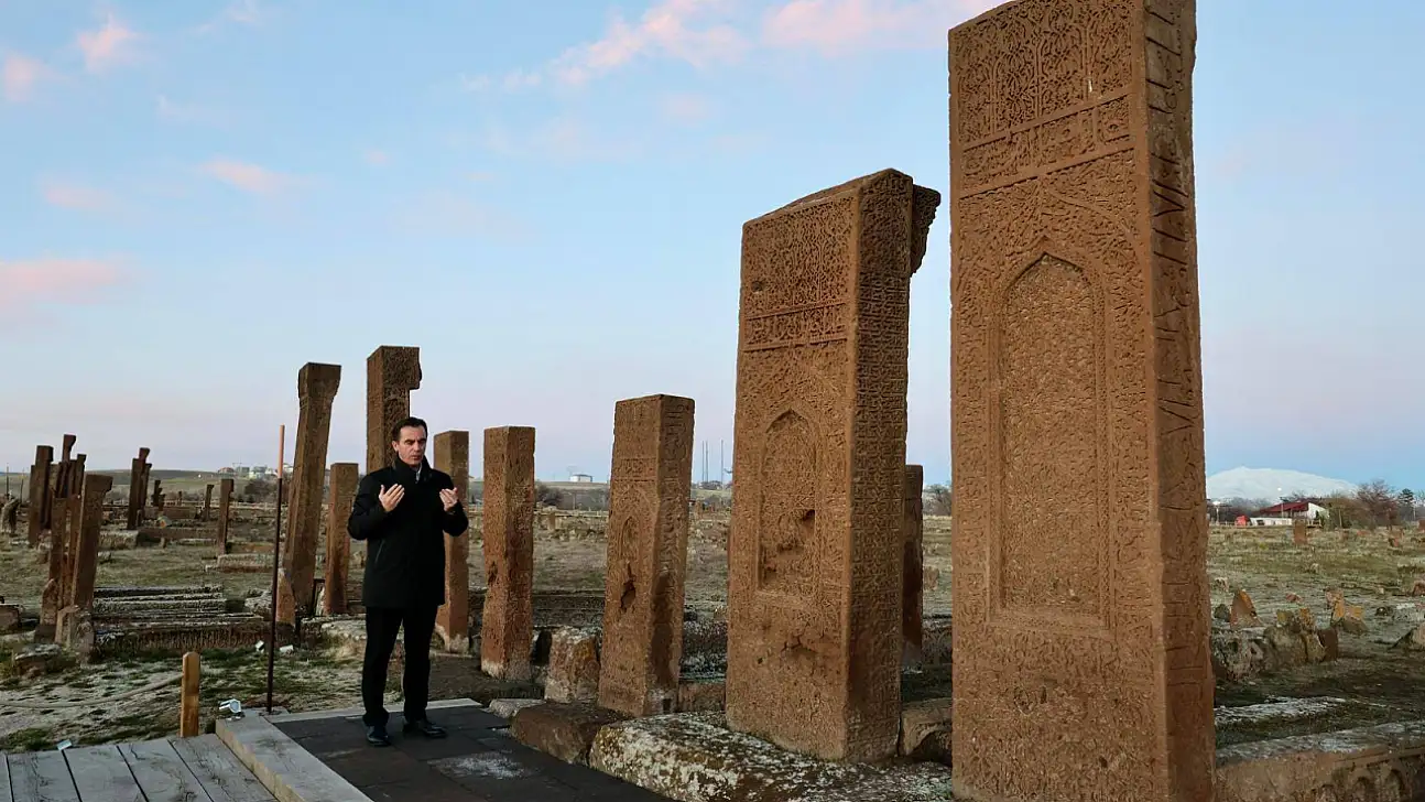 Bitlis Valisi Karakaya'dan Ahlat Selçuklu Meydan Mezarlığı'na Ziyaret