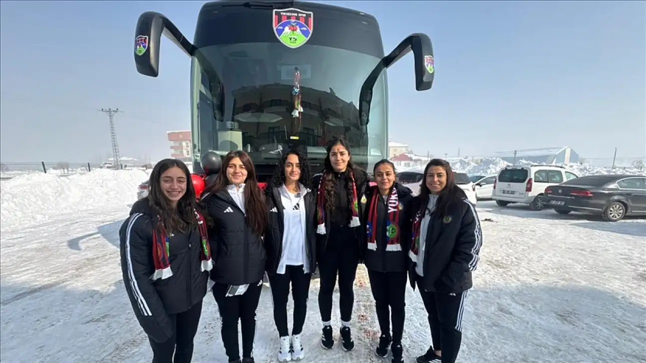 Erdoğan'dan kadın futboluna destek: Yüksekovaspor'a otobüs hediye edildi