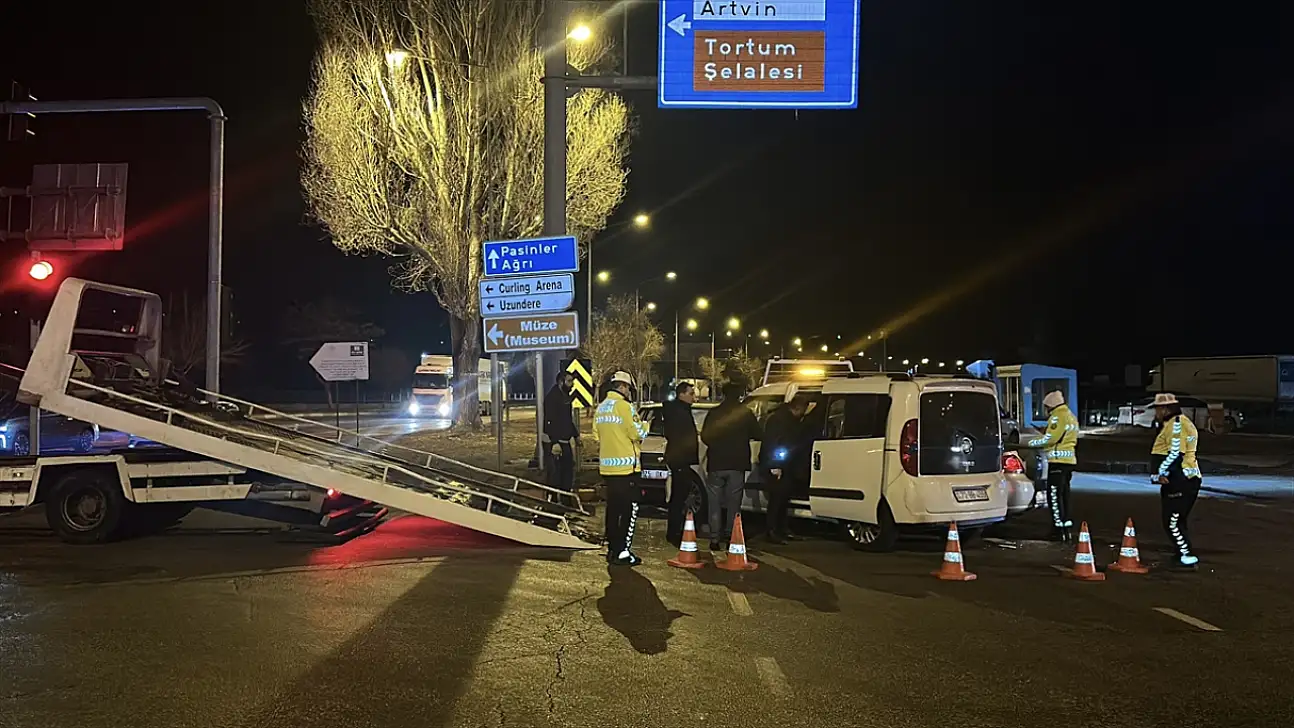 Erzurum-Ağrı yolunda üç araç çarpıştı, iki kişi yaralandı