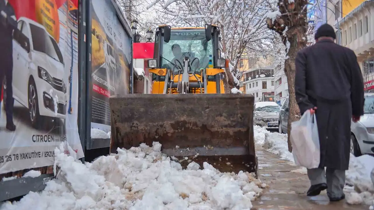 Erzurum'da kar timleri sahada