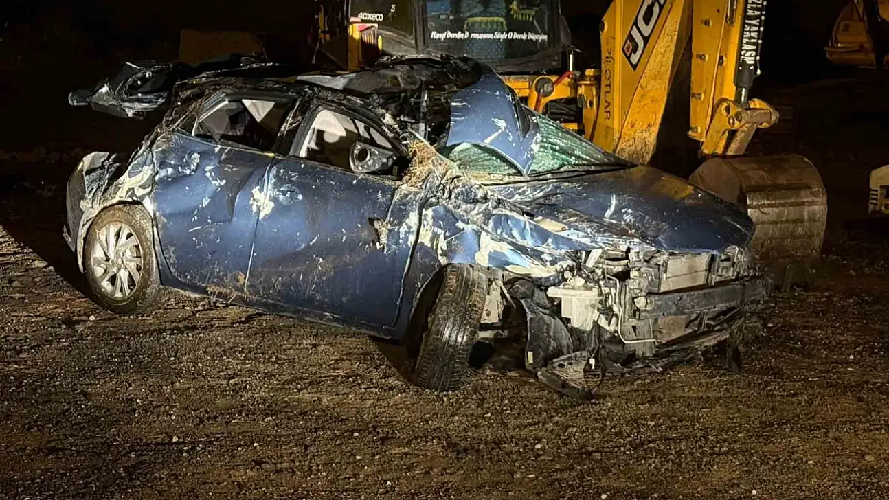 Erzurum'da öğretmenlerin bulunduğu araç kaza yaptı, 3 yaralı durumu kritik!