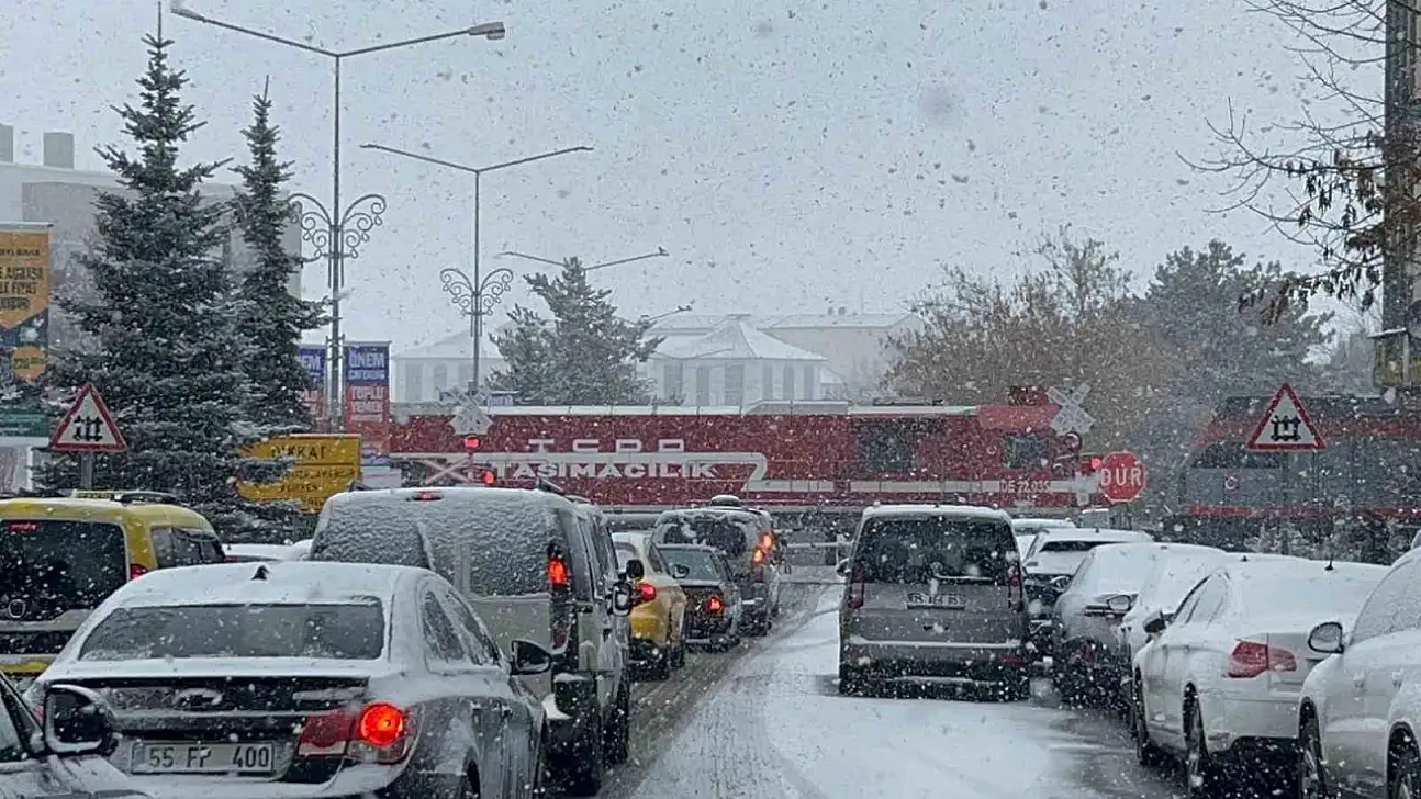 Erzurum'da Yoğun Kar Yağışı Ulaşımı Olumsuz Etkiliyor, Sürücüler Dikkat!