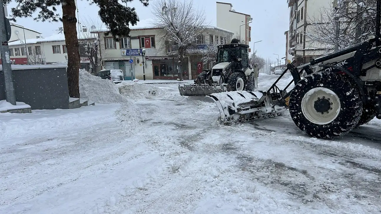 Erzurum Pazaryolu'nda Karla Mücadele Çalışmaları Aralıksız Sürüyor