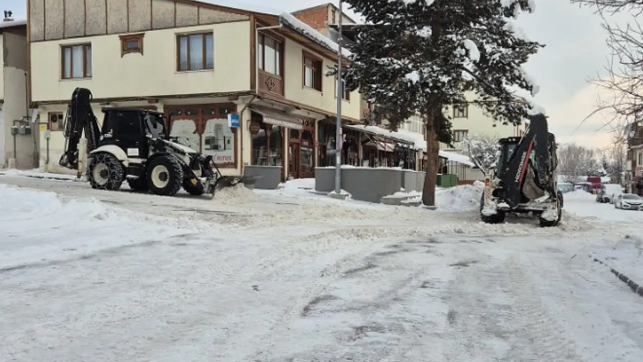 Erzurum Pazaryolu'nda Karla Mücadele Çalışmaları Aralıksız Sürüyor