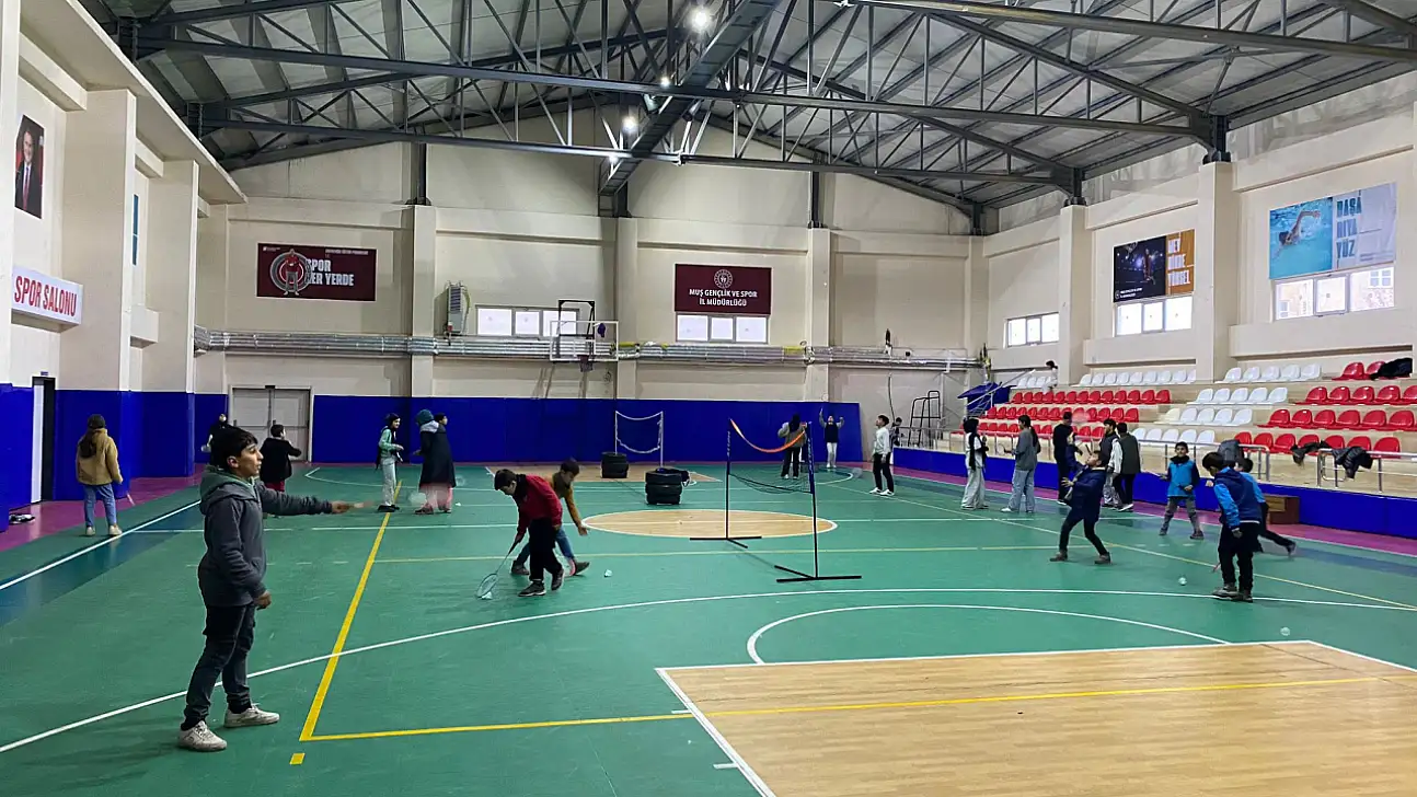 Hasköy Spor Salonu'nda Badminton Antrenmanları Sürüyor