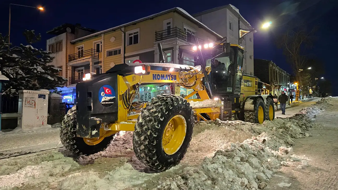 Kars Atatürk Caddesi'nde Kar Temizleme Çalışmaları Tamamlandı