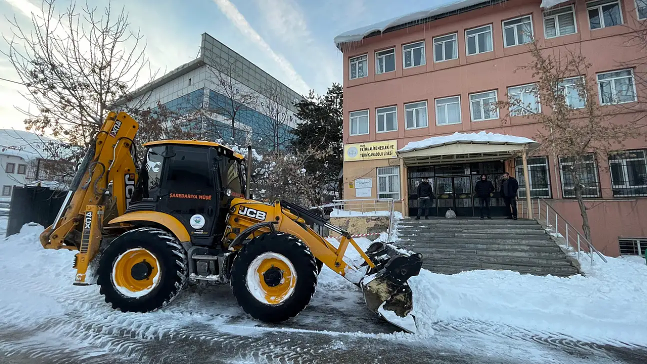 Muş Belediyesi'nden Okullarda Kar Temizliği Çalışması