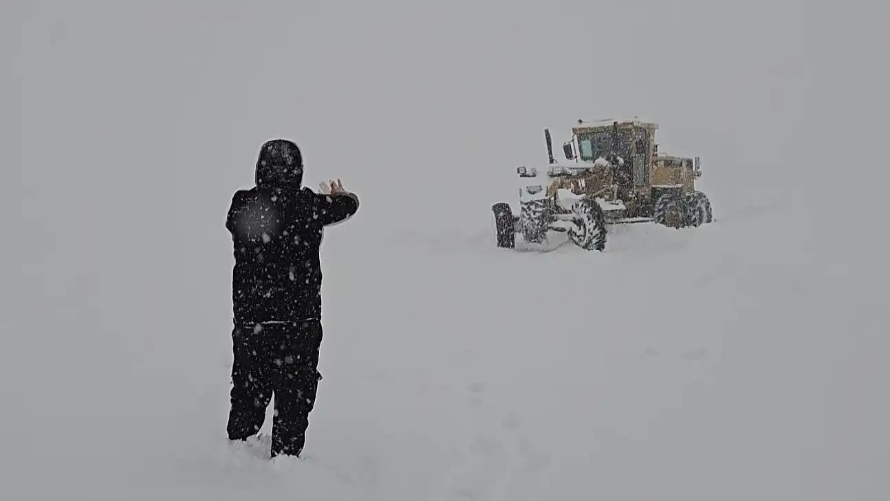 Muş'ta gazeteciler ve iş makinesi operatörü birlikte karla mücadele etti