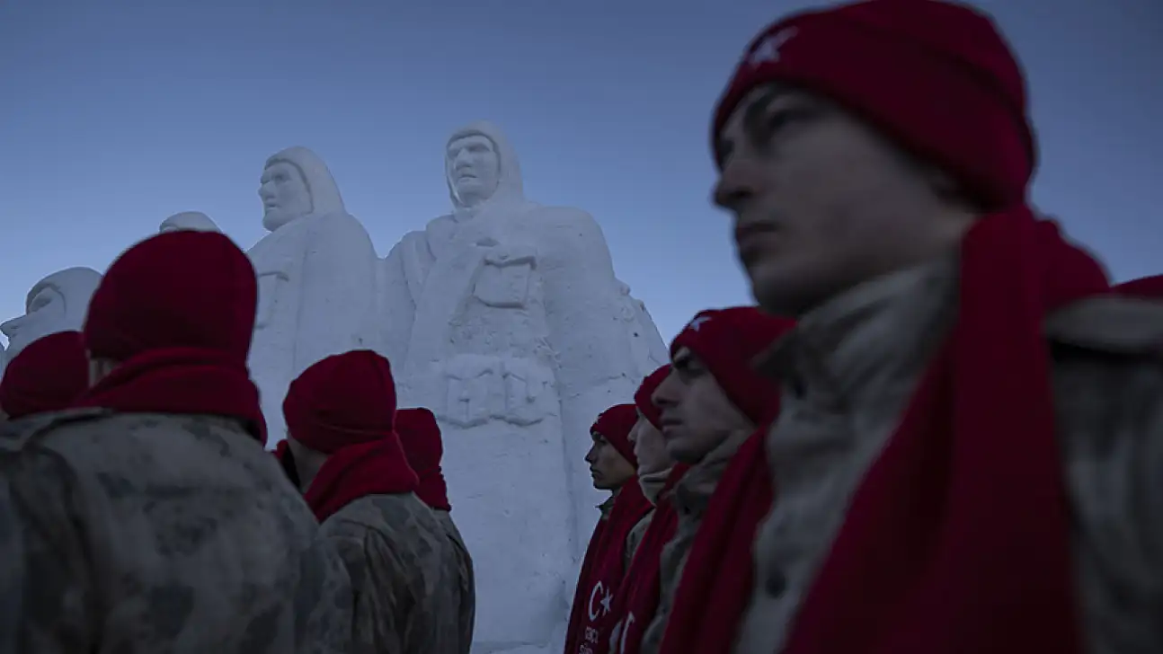 Sarıkamış'ta şehitlerin hatırası kardan heykellerle yaşatıldı
