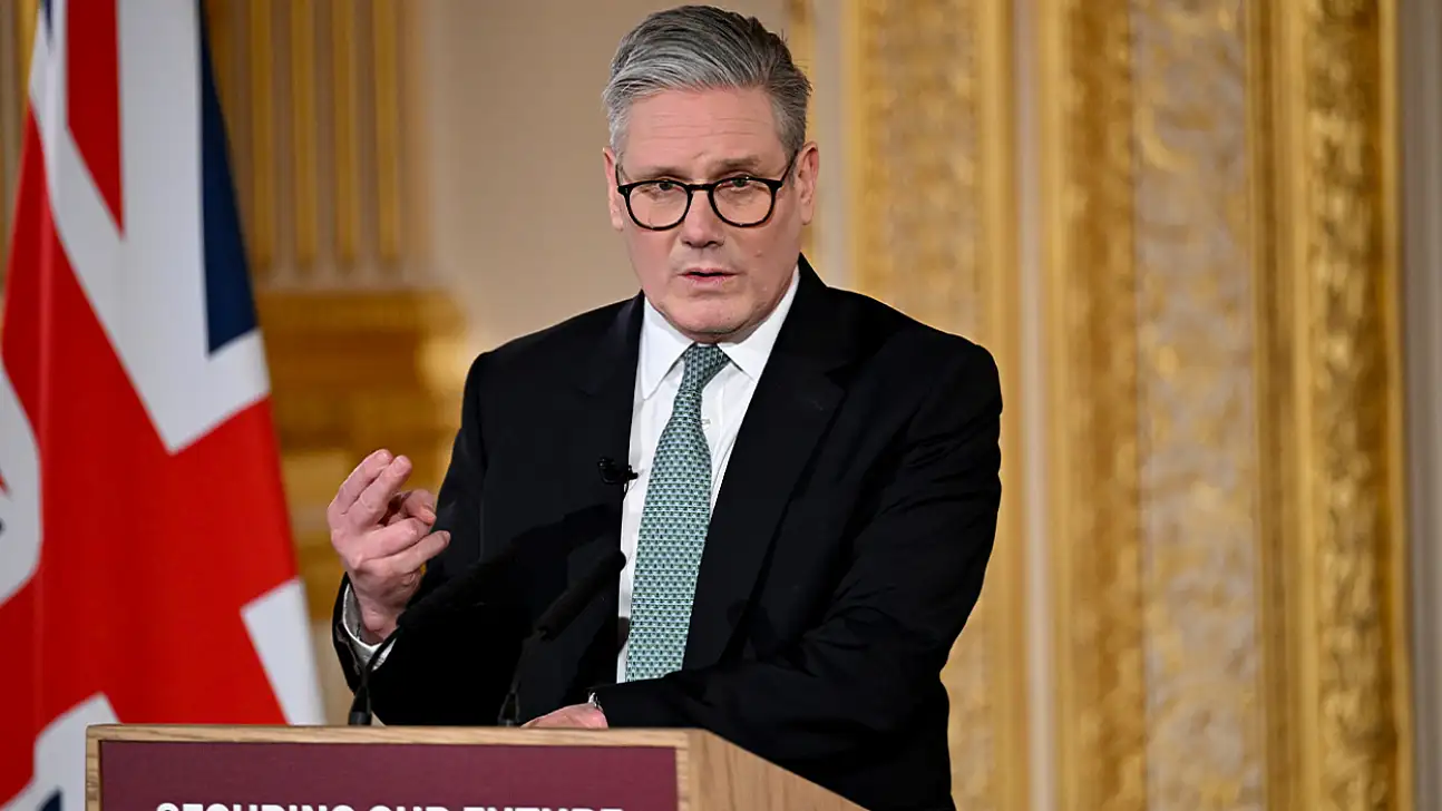 Starmer neden istifa etmiyor? Epstein krizi siyaseti sarstı