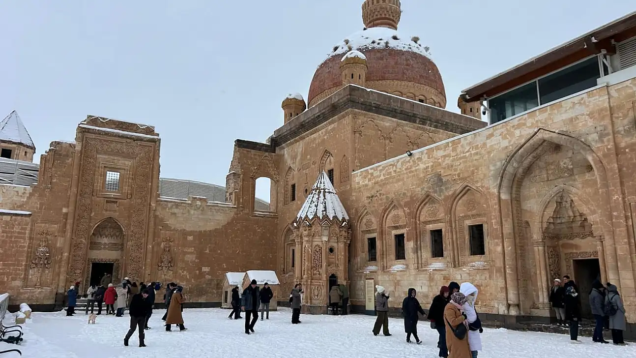 Tarihi saray yılın ilk gününde kapılarını açtı