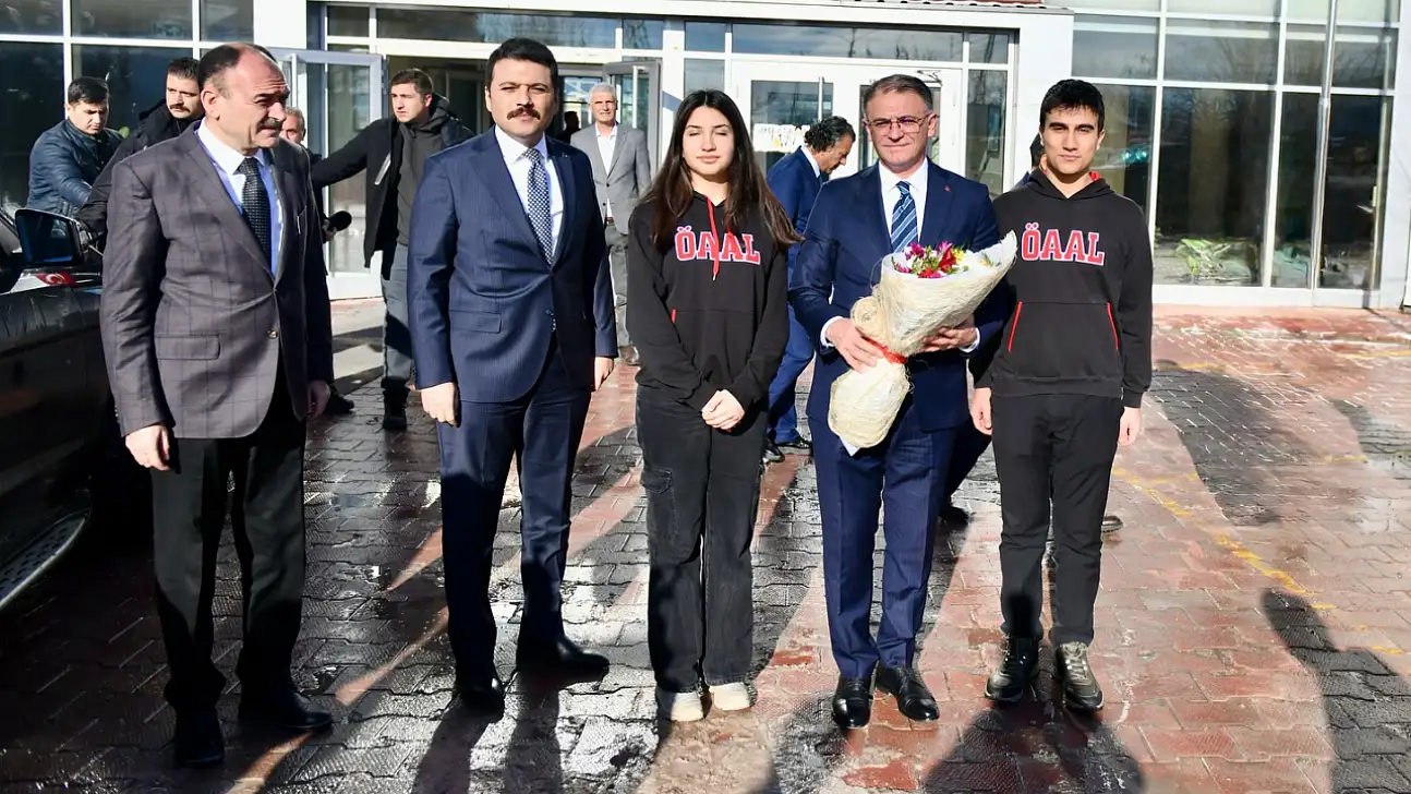 Vali Ozan Balcı, Öğrencilerin Karne Heyecanına Ortak Oldu